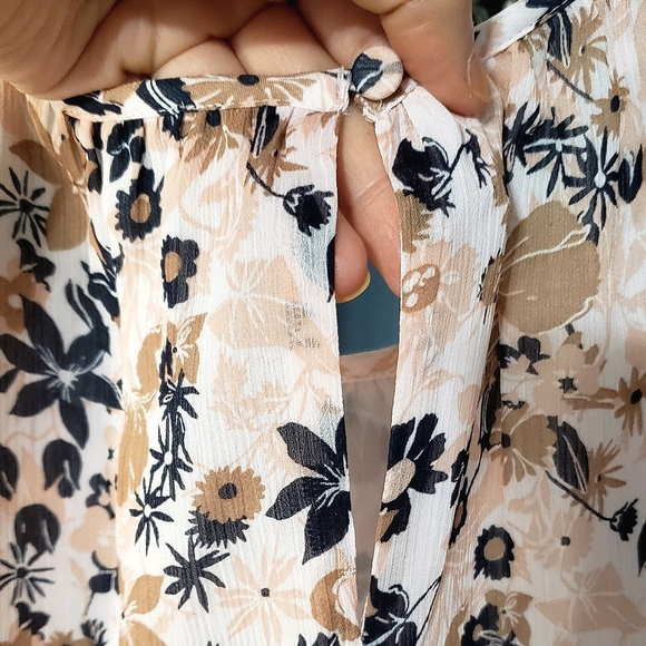 Ann Taylor 🍂🌸 Floral Ruffle sleeve blouse Size M - Picture 8 of 8